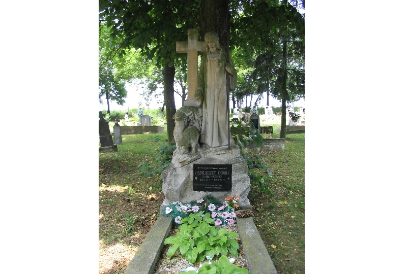 Viszolajszky Károly plébános síremléke (Fotó: Csáky Károly)