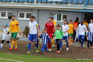 Horváth Csaba vezeti ki csapatát a zsolnai fakó elleni meccsre (Fotó: Őry Tibor)