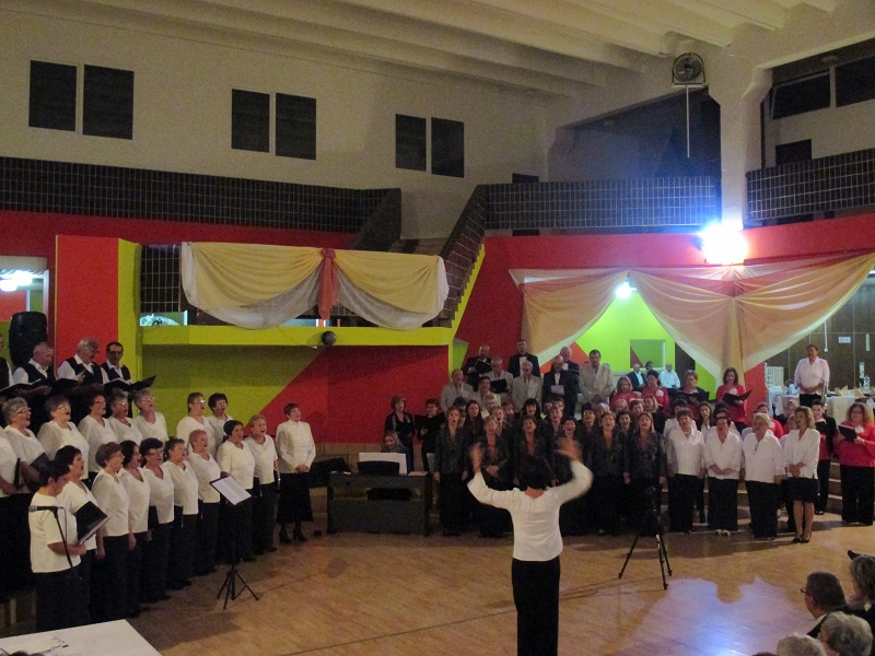 Közös éneklés a IV. Kárpát-medencei Kórustalálkozón (Fotó: LD)