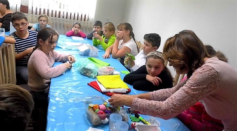 Kézműves foglalkozás a gyerekek számára, Fábián Erika vezetésével (Fotó: Beke Beáta/Felvidék.ma)