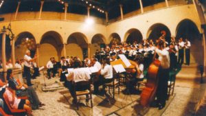 Zeng Vivaldi Glóriája; az énekeseket és a zenekart Hunyadi Zoltán, a Monteverdi kórus karnagya vezényli (Fotó: a kamarazenekar archívuma)