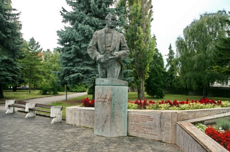 Lehár Ferenc szobra Komáromban (Fotó: www.panoramio.com)