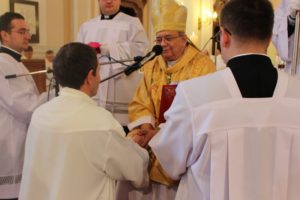 Mons. Orosch János nagyszombati érsek atya kézrátétele és imádsága által szentelte állandó diakónussá (Fotó: Szalai Erika/Felvidék.ma)