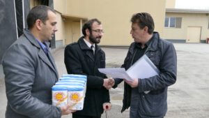 Haris Szilárd a református egyház nevében átveszi Samu Istvántól és Varga Pétertől az adománylevelet (Fotó: Gúta TV)