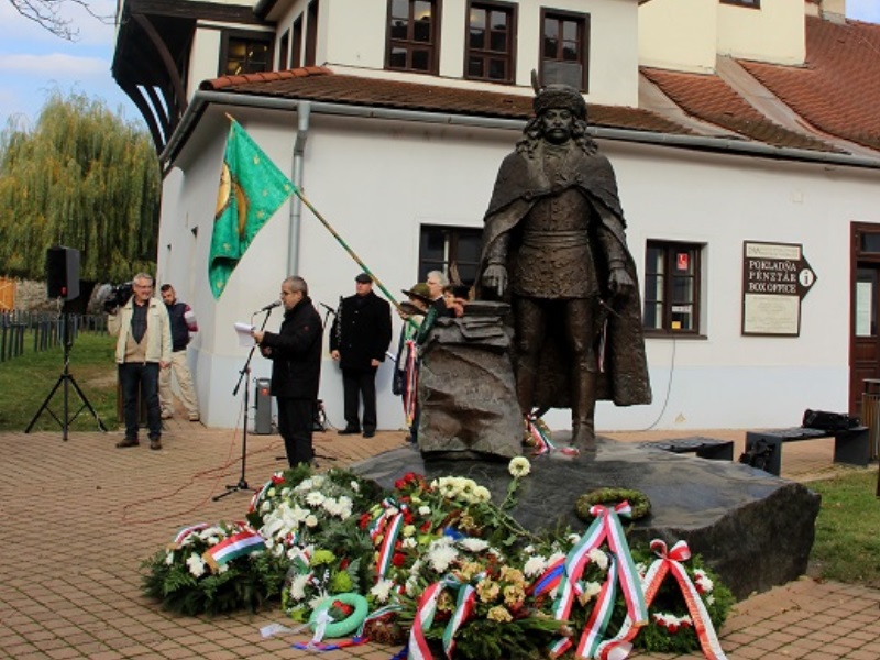 A megkoszorúzott szobor hátterében Rákóczi ebédlőháza (fotó: Balassa Zoltán/Felvidék.ma)