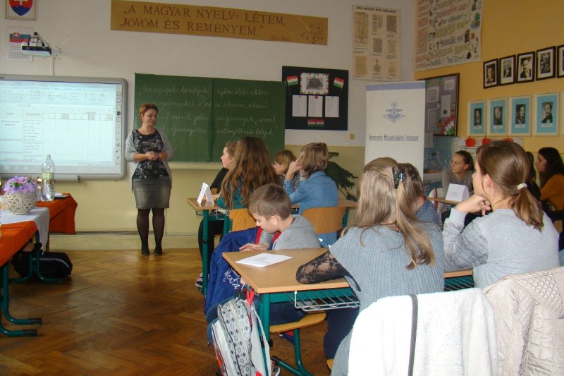 Bodrogszerdahelyen az iskola igazgatónője köszönti a résztvevőket (fotó: NMI)