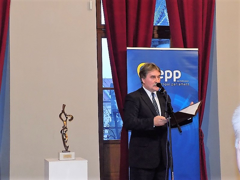 Bárdos Gyula, a Csemadok elnöke méltatta a díjazottat (Fotó: Homoly Erzsó/Felvidék.ma)