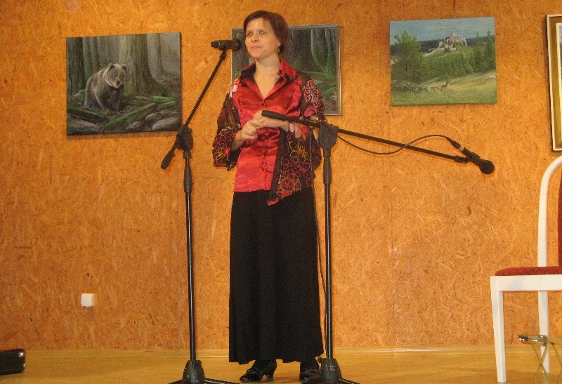 Dóczi Henrietta előadás közben Királyhelmecen (fotó. Tökölyi Angéla/Felvidék.ma)