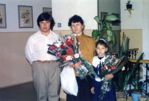 Csáky Károlyné kisebbik lányunkkal és egyik diákjával (Fotó: Csáky Károly archívuma)