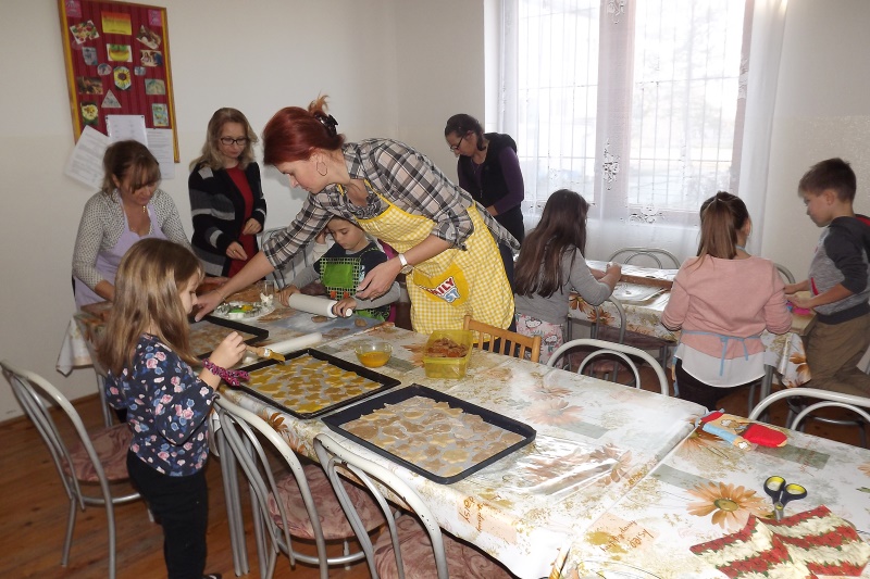 Pedagógusok segítségével készítették a mézes süteményt a tanulók (fotó: Miriák Ferenc)