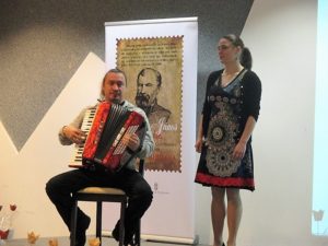 Horti Réka, a Petőfi-program ösztöndíjasa és Szilvási Tibor Ung-vidéki zenész (Fotó: Lakatos Denisza/Felvidék.ma)