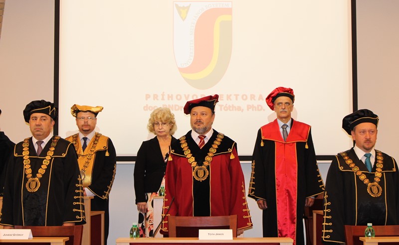 Az első sorban balról jobbra: Juhász György, Tóth János, Csiba Péter – az Akadémiai Szenátus elnöke (fotó: Szalai Erika/Felvidék.ma)