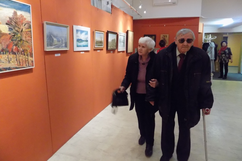 Lábik János és felesége a kiállításon (fotó: Berényi Kornália/Felvidék.ma)