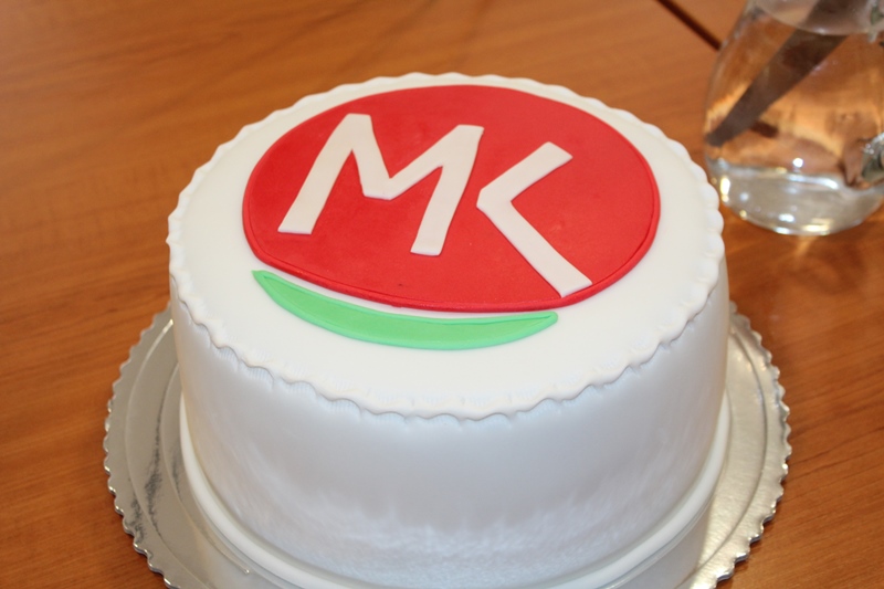 Az MKP elnöke tortával lepte meg a sajtó munkatársait (fotó: Neszméri Tünde/Felvidék.ma)