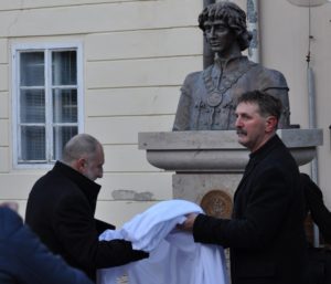 Bárdos Gábor polgármester és Lebó Ferenc, az alkotó leleplezi a szobrot (Fotó: somorja.hu)
