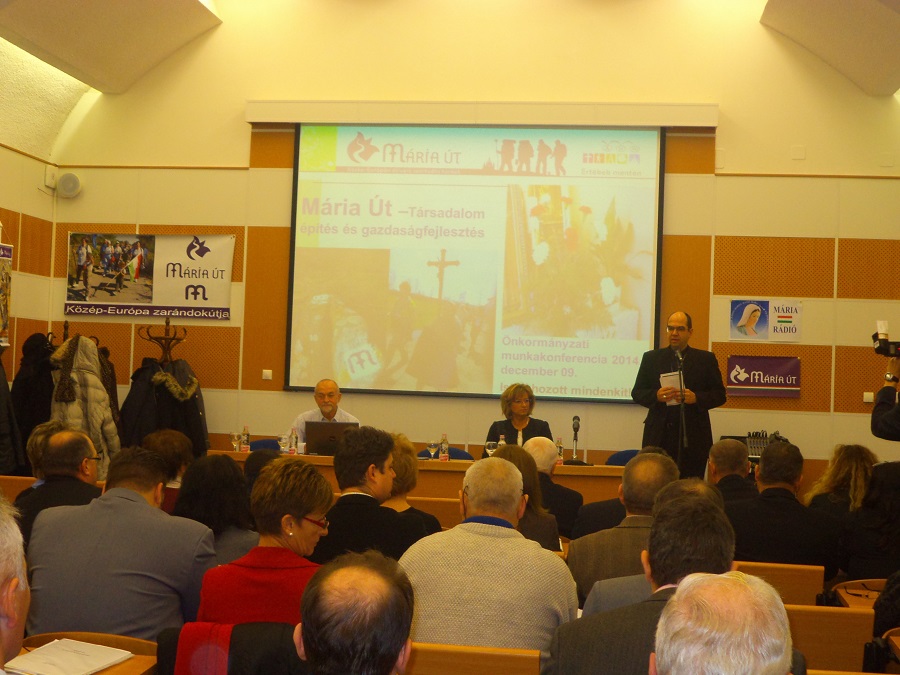 Székely János püspök előadás közben mellette Romanek Etelka Esztergom polgármestere és Szabó Tamás a Mária Út Egyesület elnöke