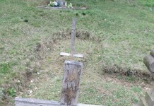 Vaskorpuszos fakereszt az újfalusi temetőben