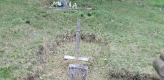 Vaskorpuszos fakereszt az újfalusi temetőben