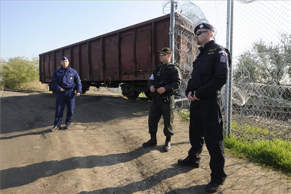 Cseh rendőrök a magyar határnál