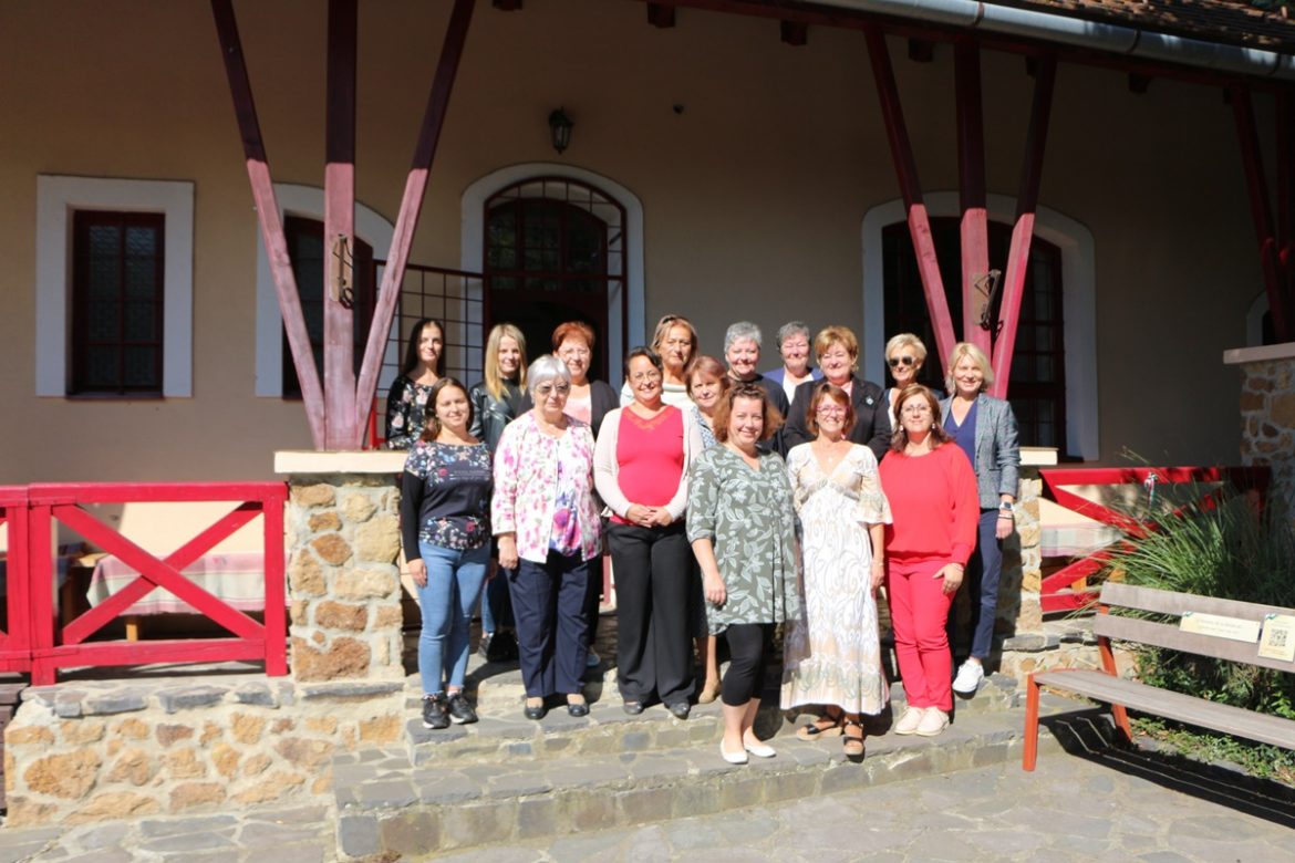 03 Résztvevők a Magyar Ház udvarán