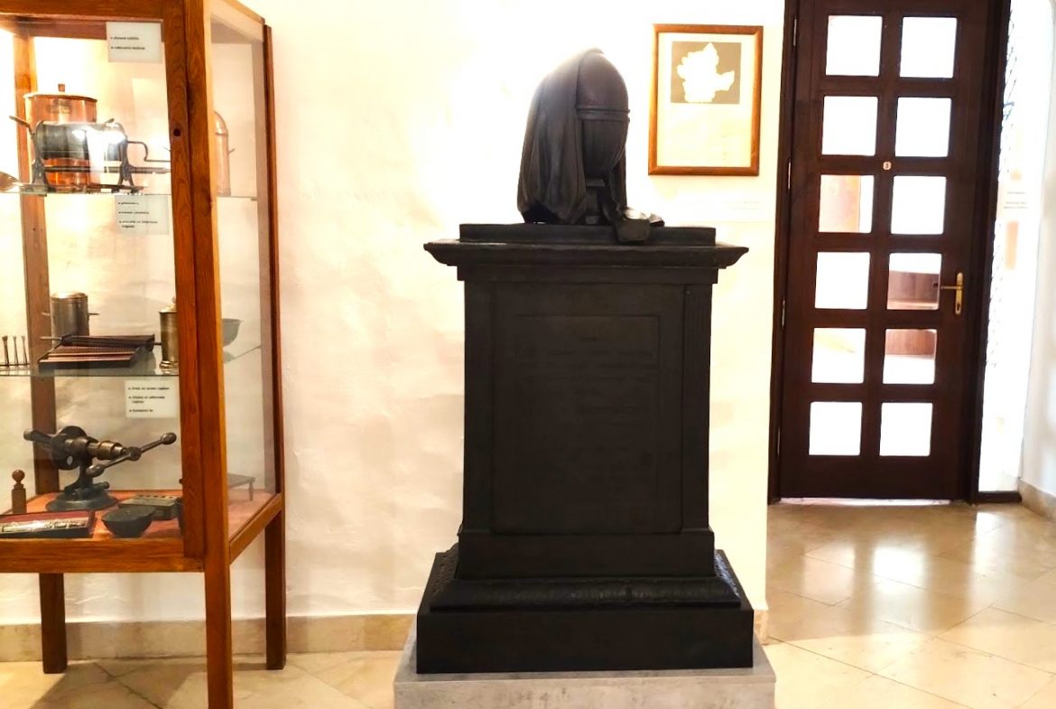 01 Medveczky Károly sírjele a múzeum egyik termében