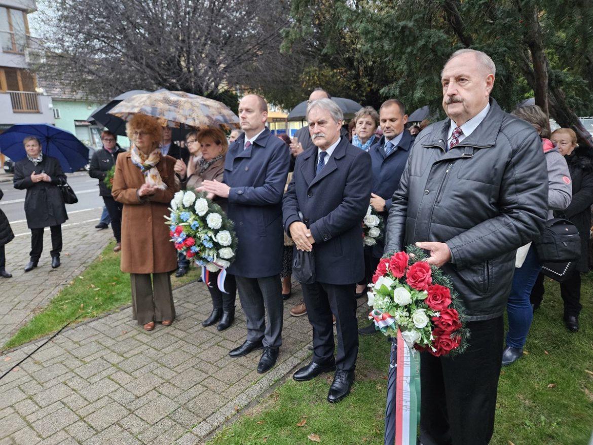 04 A rossz idő ellenére sokan jöttek emlékezni (fotó Kaszás Kornél)