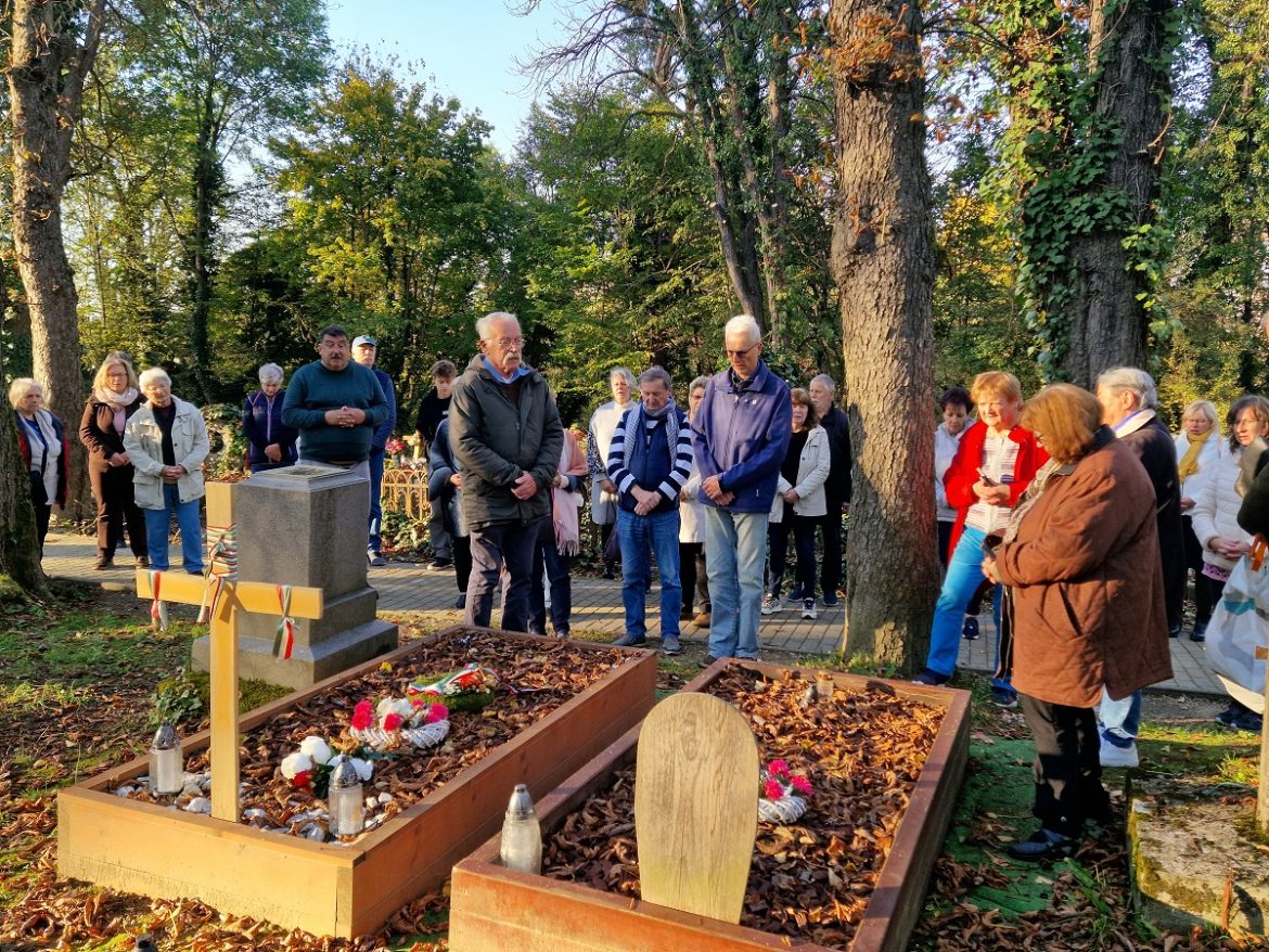 Duray Miklós sírjánál (4)