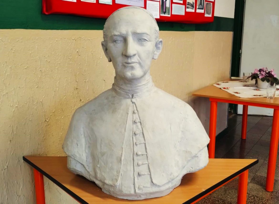 01 Ipolyi Arnold mellszobrának gipszmásolata