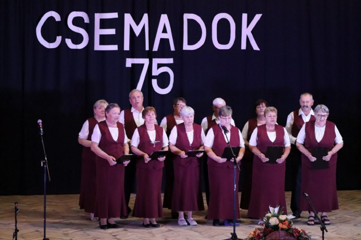 A tornai Búzavirág éneklőcsoport a Csemadok 75. évfordulója alkalmából rendezett megemlékezésen – szeptember 22.
