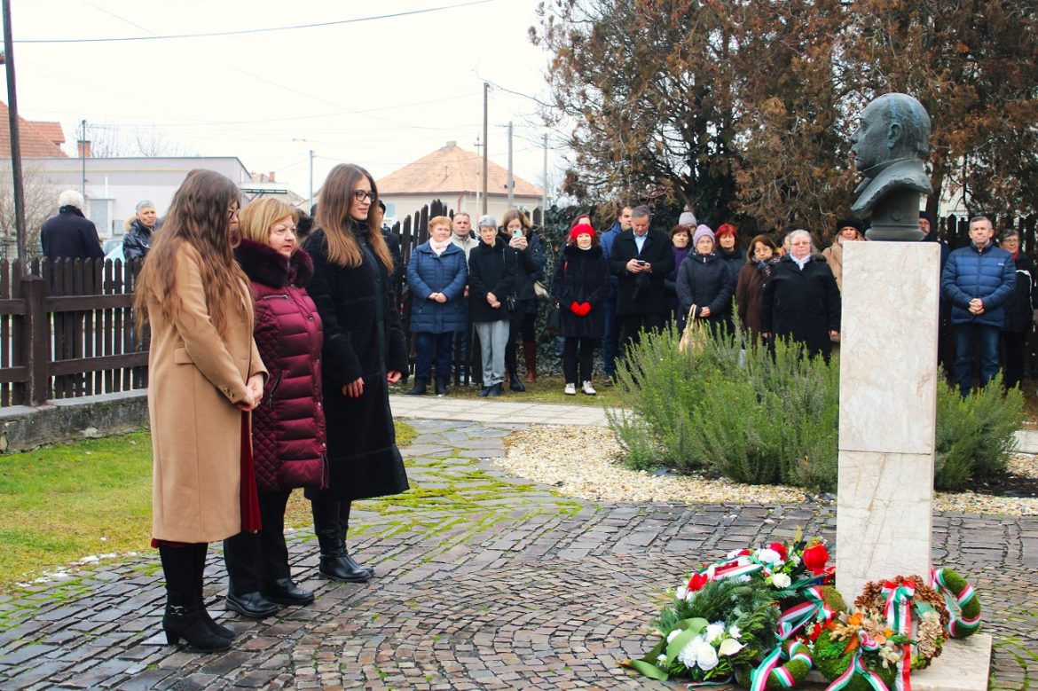 01 Tisztelgés Mikszáth Kálmán előtt