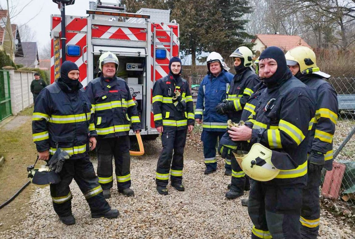 A másnapi hétvégi tűzeset után, az első balról Bodó Antal, jobbról Vida Csaba
