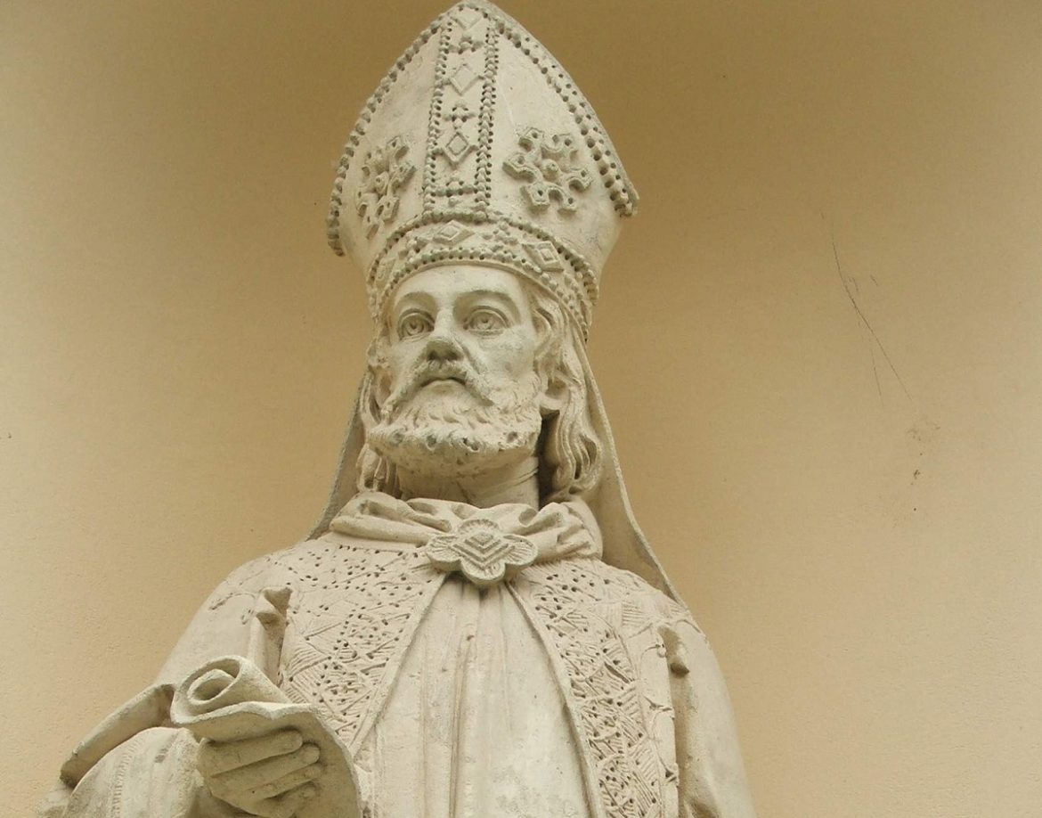 Szobra az esztergomi Nagyszeminárium épületén