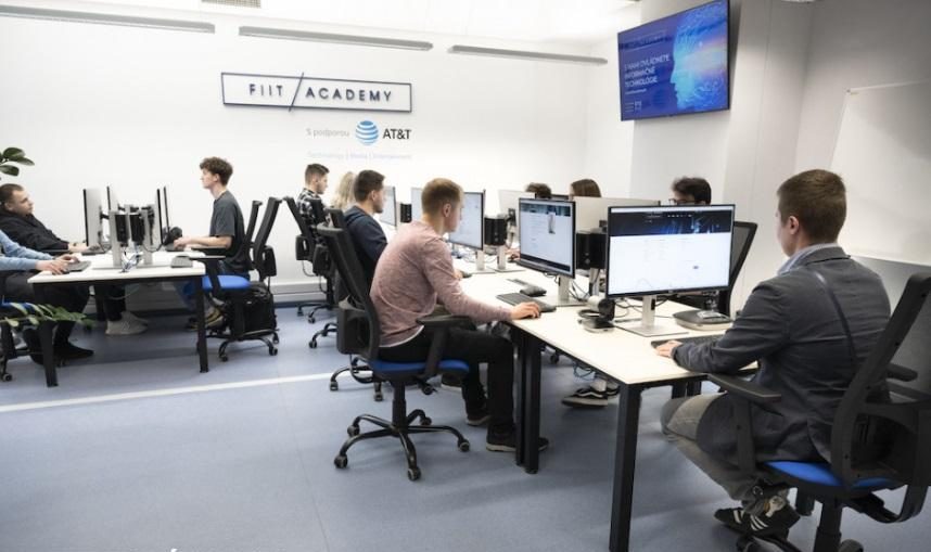 diákok, kutatók, műhold