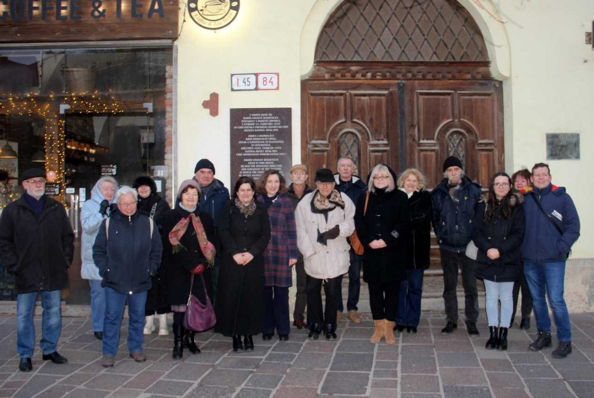 02 Az ünnepség résztvevői az emléktáblánál