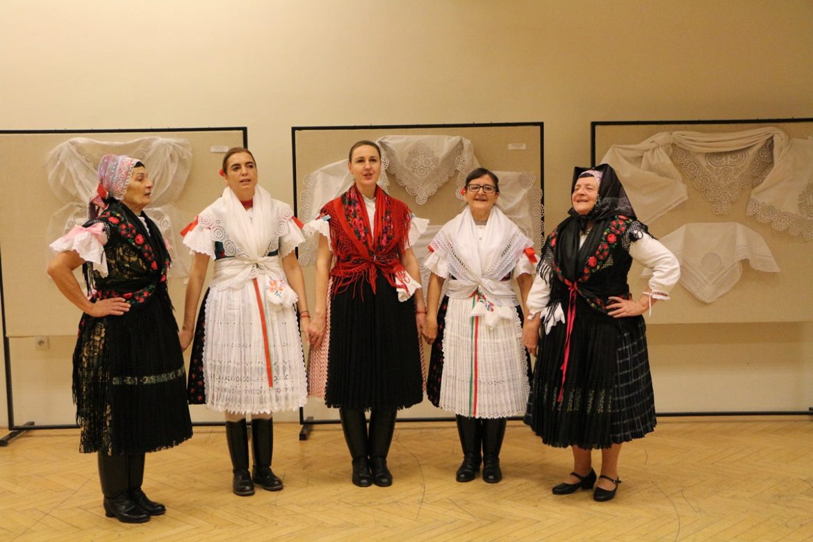 14 A Lédeci Hajnalkert Hagyományőrző Csoport (Fotó Neszméri Tünde)