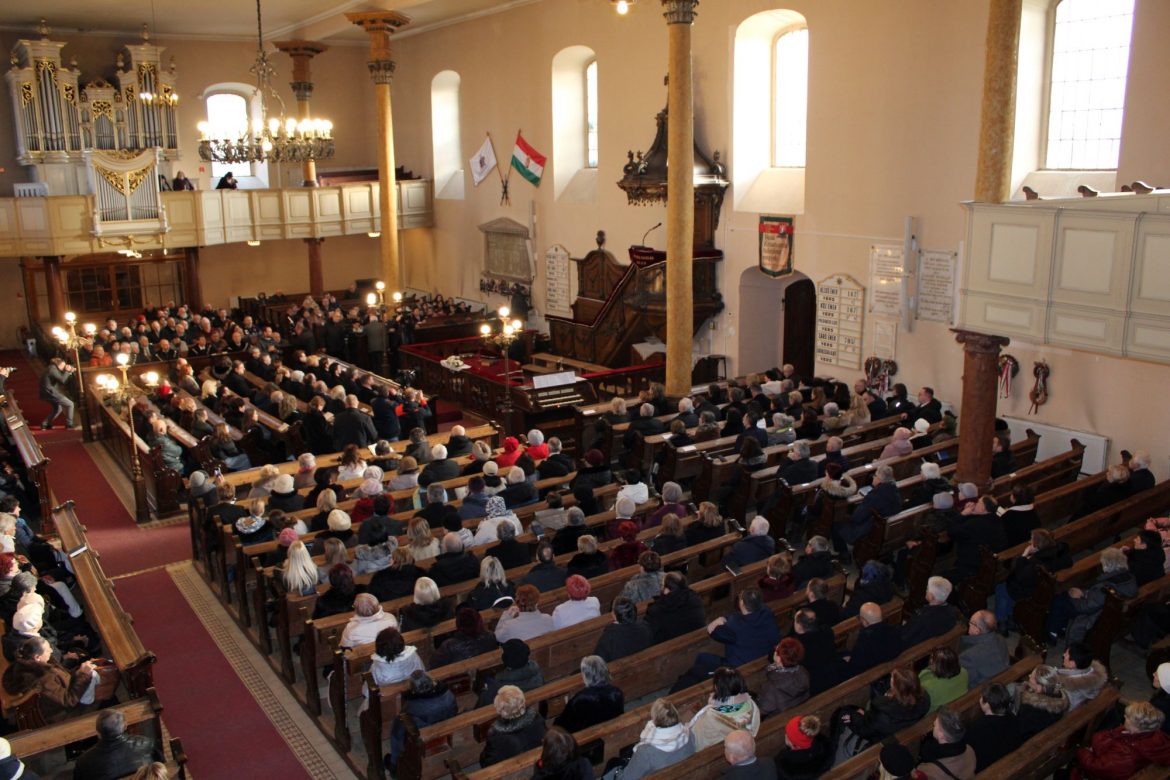 A zsúfolásig megtelt református templom belseje (Fotó Bartalos Nikolas)1