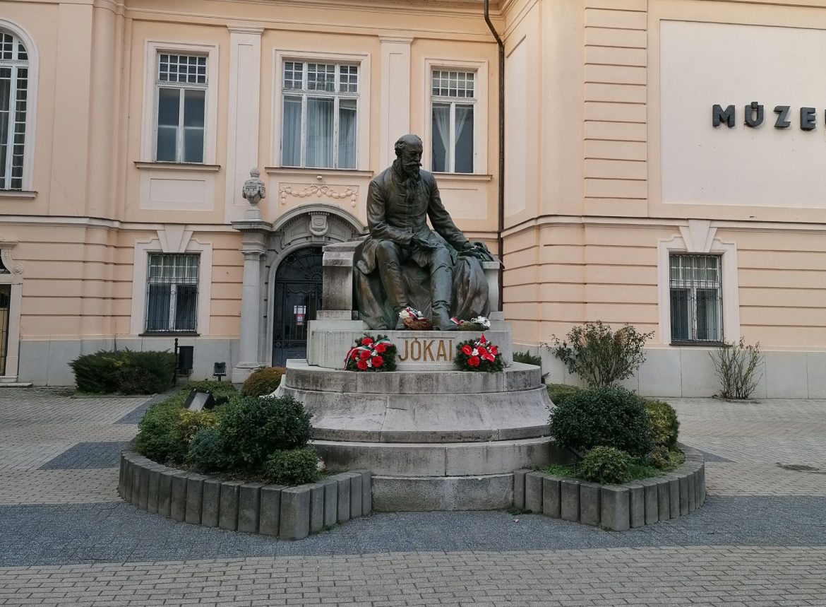 Jókai Mór szobra a Duna Menti Múzeum előtt (Fotó: Bartalos Nikolas)