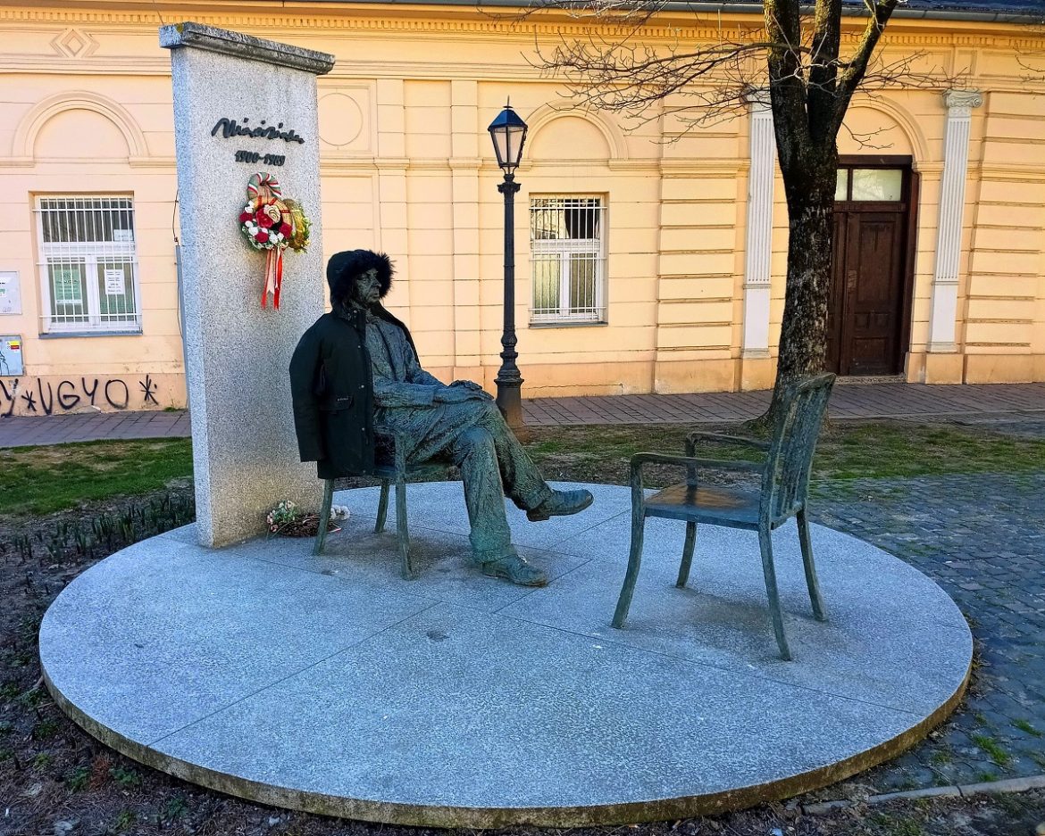 01 Márai télikabátban
