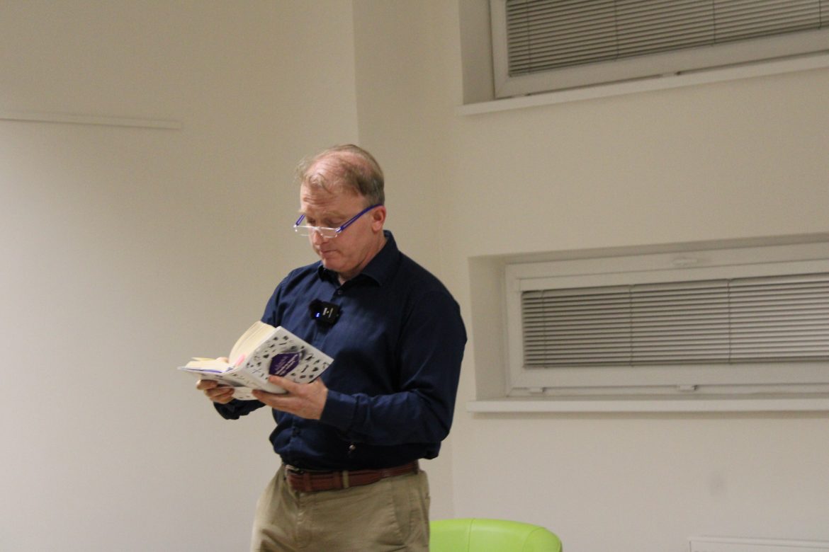 Lackfi János felolvas (Fotó Bartalos Nikolas)