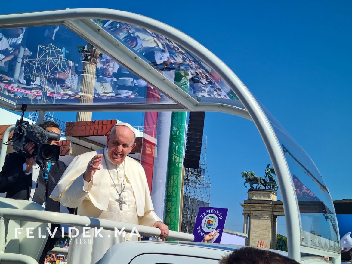 Ferenc pápa a Hosok teren