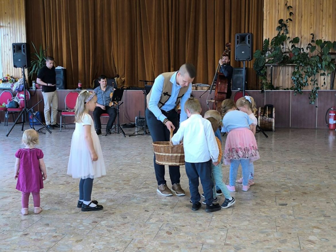 Domjan_Mate_oktato_a_gyerekekkel_BrathMaria_felvetele