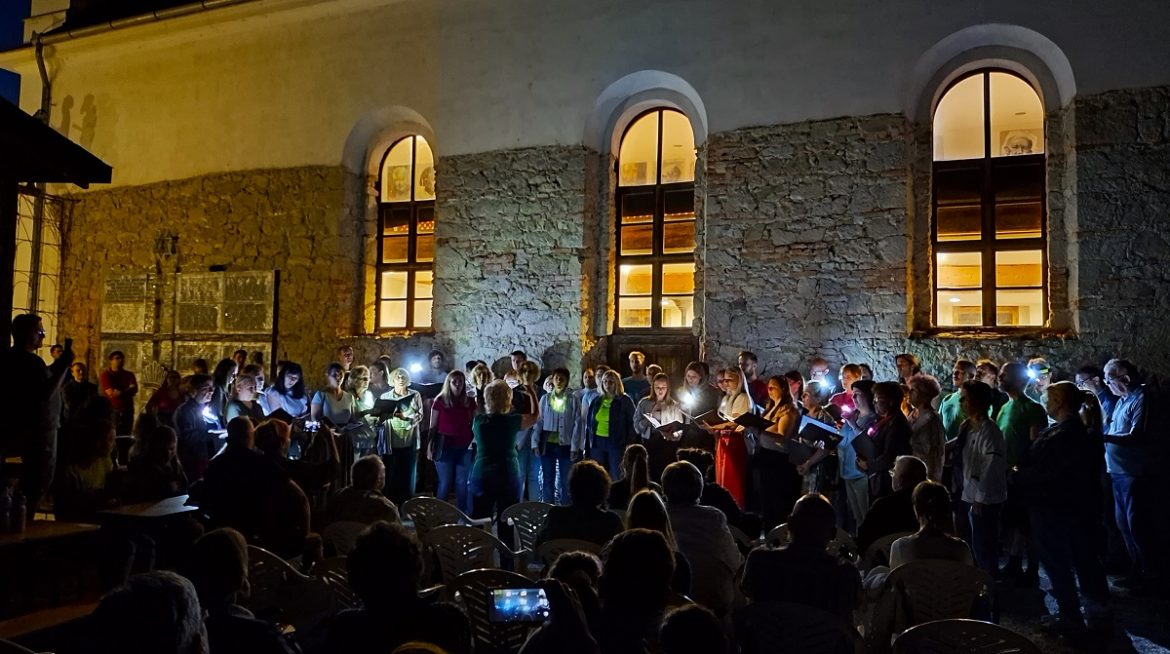 01 Közös éneklés a zsinagóga udvarán