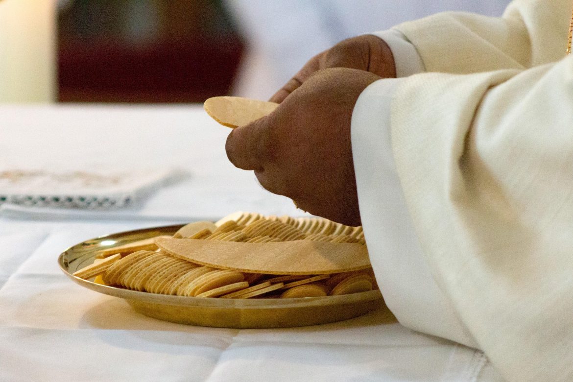 celebration-of-the-eucharist-5243045_1920