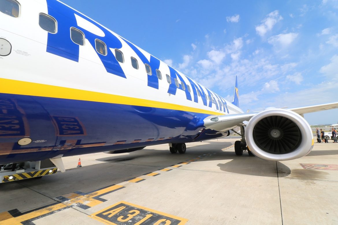 plane-2410190_1280