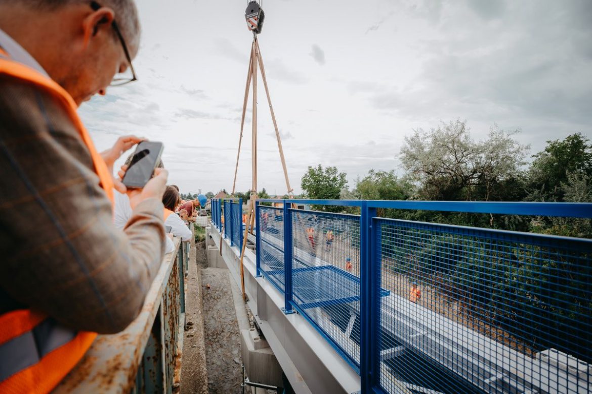 Nad diaľnicou D1 pri Zavare osádzajú 90-metrový cyklomost