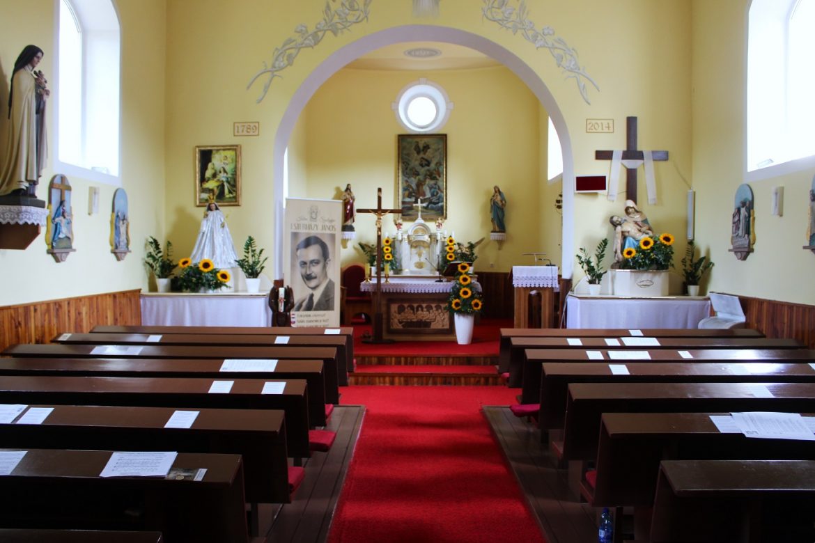 01 A kelenyei katolikus templom belseje