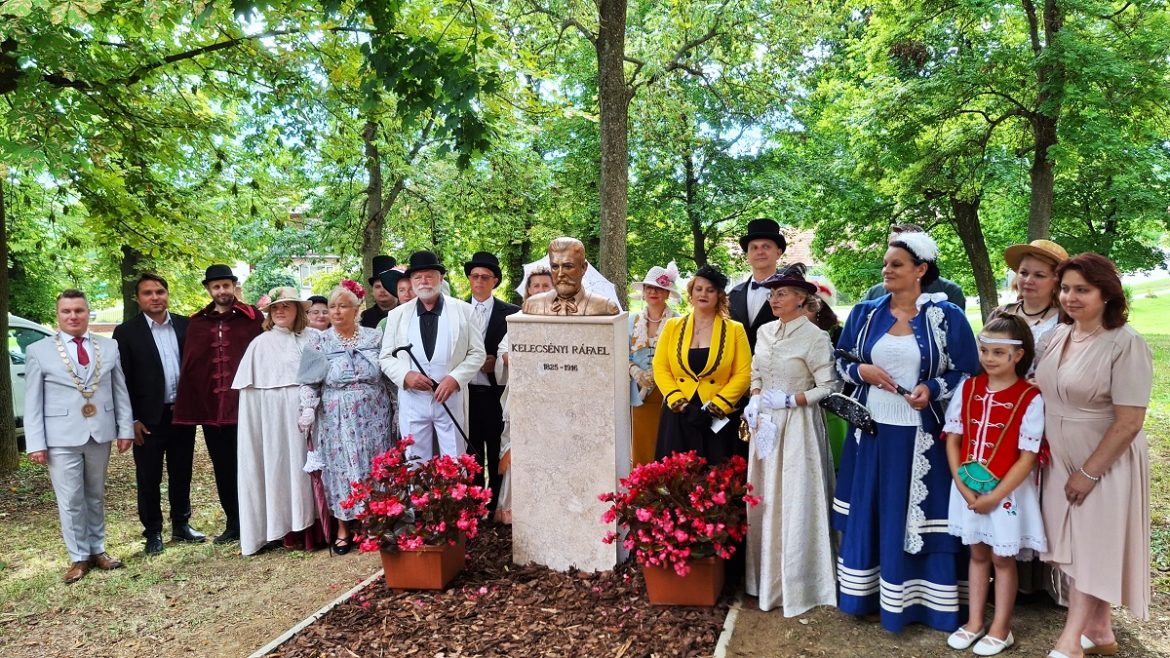 01 A leleplezett Kelecsényi Ráfael szobra előtt
