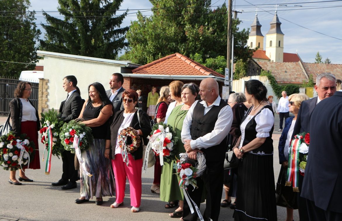 01 Koszorúzásra várva