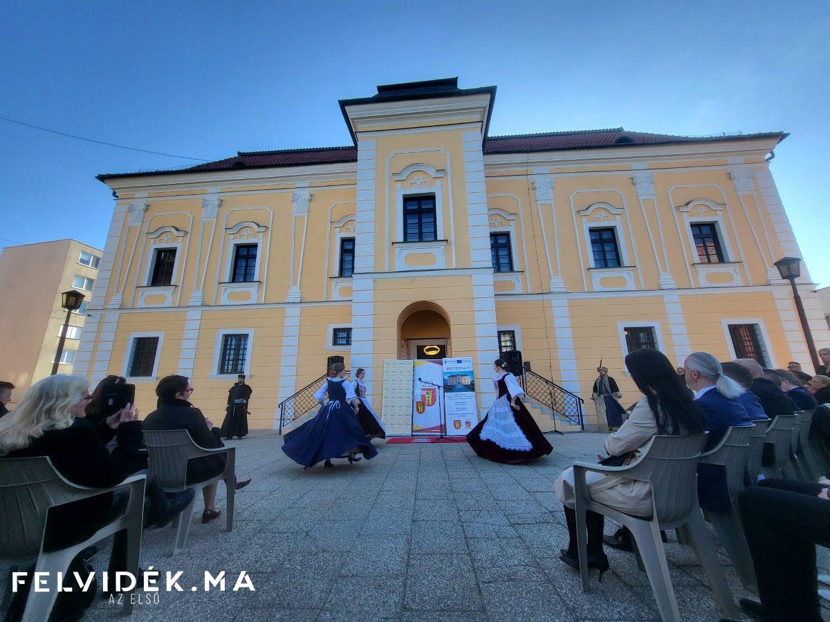 Herendi porcelánnal és korhű bemutatóval nyitották meg a megújult galántai...