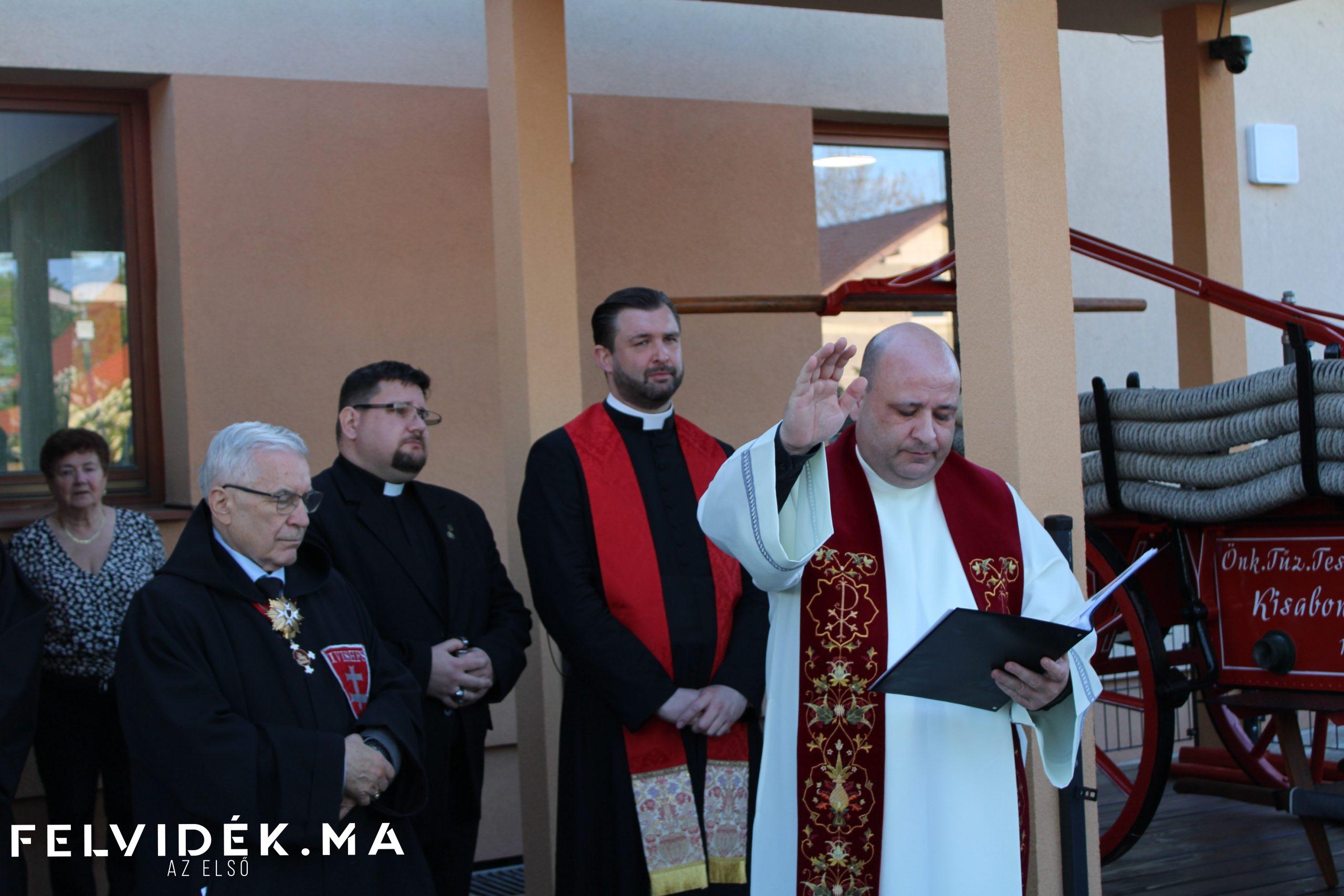 Tűzoltóünnep Sikabonyban – leleplezték a felújított tűzoltószekeret